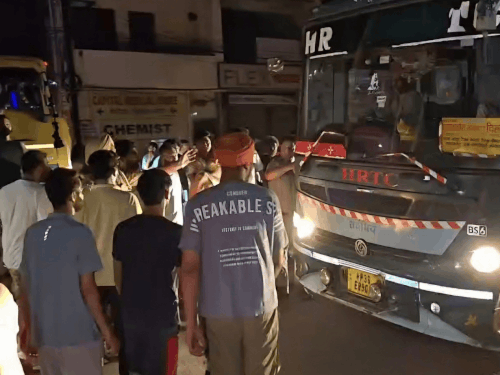मोहाली में बिजली कटौती से परेशान लोगों का प्रदर्शन:चंडीगढ़-हाईवे जाम, बोले- 20 घंटे से लाइट नहीं, जब आई तो पंखे तक नहीं चले