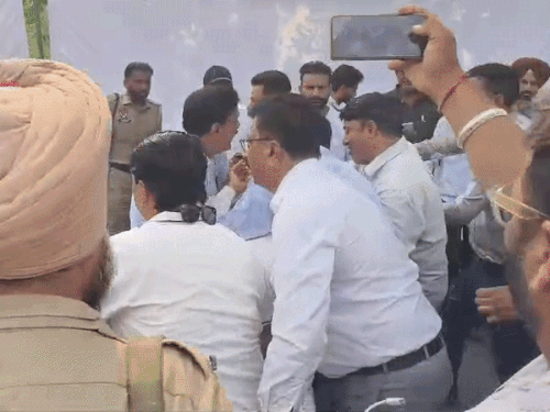BJP नेता मनोरंजन कालिया की तबीयत बिगड़ी:जालंधर में केंद्रीय मंत्री के कार्यक्रम में अचानक बेहोश होकर गिरे; अस्पताल ले जाया गया