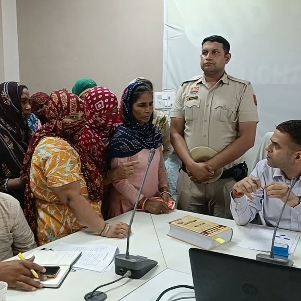 उचाना में पेयजल संकट पर भड़की महिलाएं:एसडीएम से बोलीं- घरों तक नहीं पहुंच रहा पानी, ठेकेदार ने बरती लापरवाही, कार्रवाई की मांग