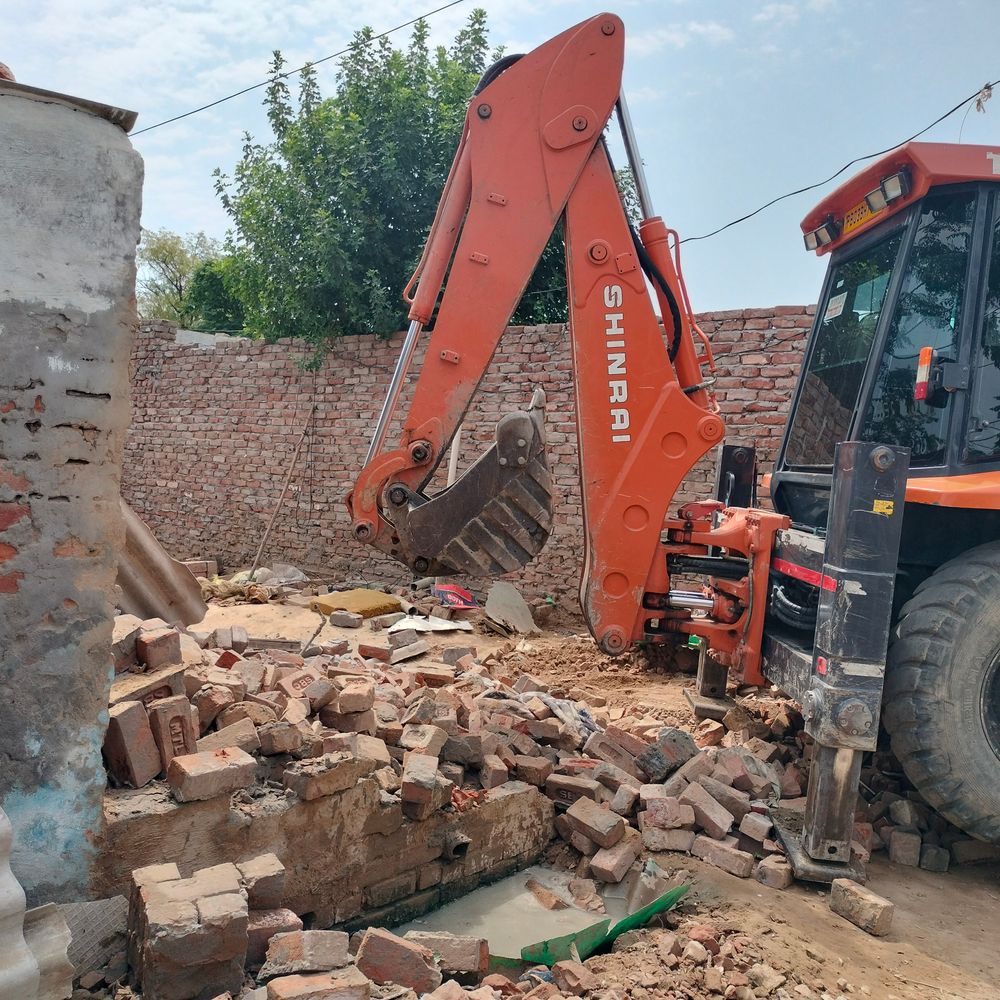 बठिंडा में डबल मर्डर आरोपी का अवैध घर ढहाया:14 कब्जों पर चला बुलडोजर, नशा तस्करों पर पुलिस ने की कार्रवाई