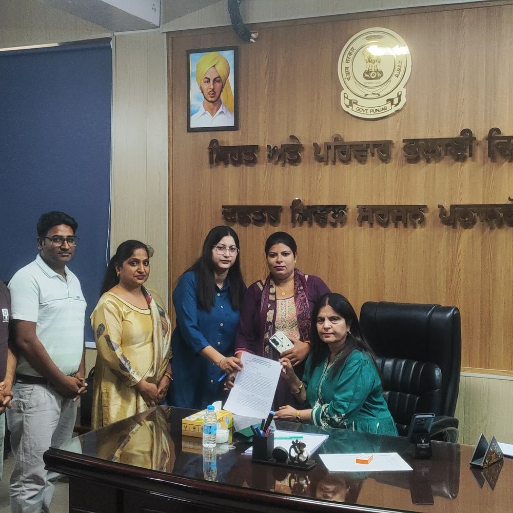 पठानकोट में नशा छुड़ाओ केंद्र के कर्मचारियों का प्नदर्शन:लंबे समय से रेगुलर नहीं करने पर जताया रोष; सिविल सर्जन को सौंपा मांगपत्र