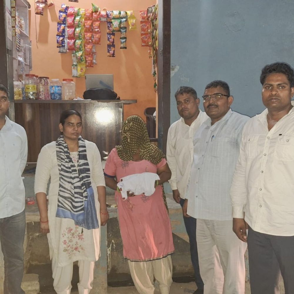 पलवल में महिला नशा तस्कर गिरफ्तार:दुकान के सामने खड़ी होकर गांजा बेच रही थी, पुलिस ने रेड करके पकड़ा
