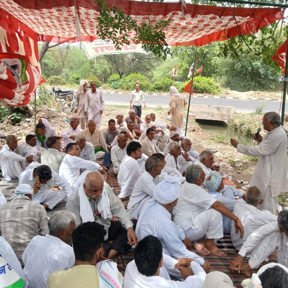 उकलाना में किसानों का धरना 21 जून तक स्थगित:टेल तक पानी पहुंचाने का मिला आश्वासन; कई दिनों से थे परेशान