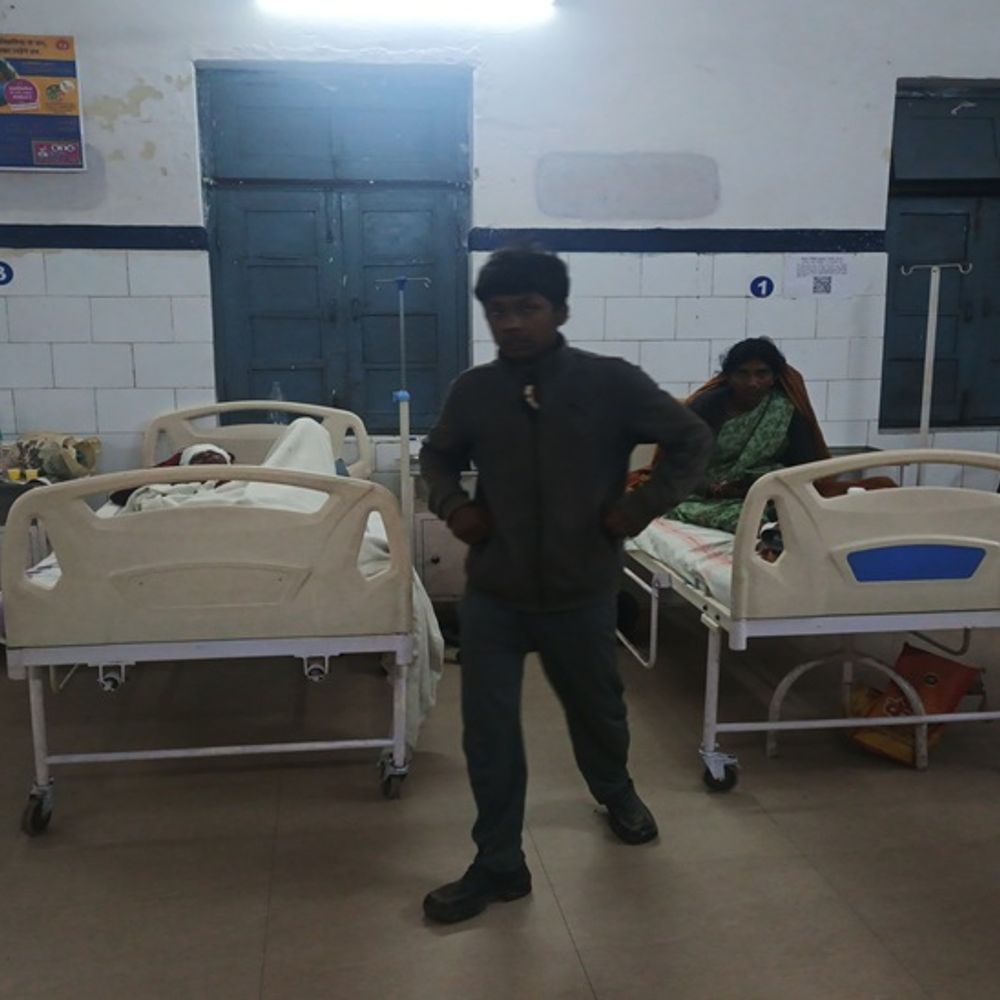 करनाल में खेतों में बैठे युवक पर चाकू से हमला:सिर में मारा डंडा, मारने की धमकी देकर हमलावर फरार