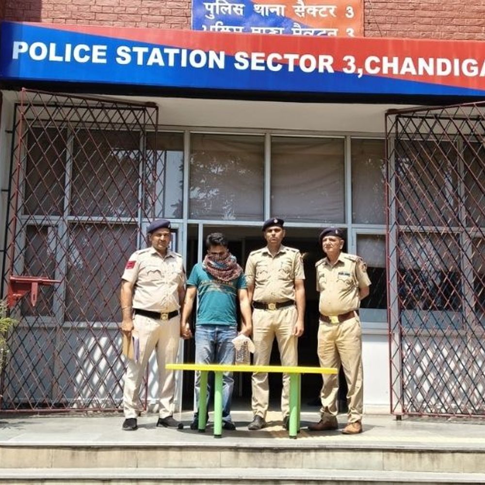चंडीगढ़ में युवक चीनी पिस्तौल समेत अरेस्ट:पुलिस को देखकर भागने लगा था युवक; 5 कारतूस भी किए बरामद