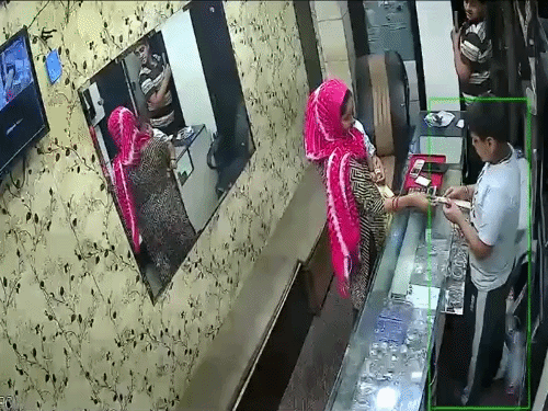 लुधियाना के सराफा कारोबारी की दुकान में चोरी video:2 मिनट के लिए बाथरूम गया था दुकानदार,बच्चों को अकेला देख दुकान में घुसी महिला,बच्चा साथ लाकर उड़ा दी चेन