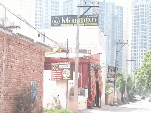 लुधियाना के केजी गेस्ट हाउस में पुलिस रेड:चल रहा था जुए का अड्डा, कमरे में बिछी थी महफिल; ₹1 लाख कैश समेत 6 गिरफ्तार