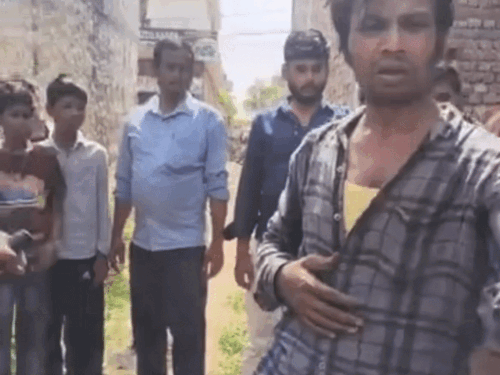 एटीएम कार्ड बदलकर ठगी करने वाला शातिर दबोचा:लुधियाना में लोगों ने रंगे हाथ पकड़ा, 30 कार्ड और चाकू बरामद