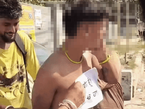 लुधियाना में लड़कों ने युवक को रस्सी से बांधा VIDEO:बाल और भौंहें काटीं,बैंक के बाहर खंभे से बांधकर पीटा