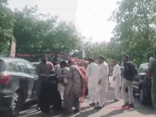 लुधियाना में थाने के बाहर पति-पत्नी में चले लात-घूंसे, VIDEO:पुलिस के सामने हाथापाई; महिला बोली- मैंने किडनी दी, ये कहता है तू धंधा करती
