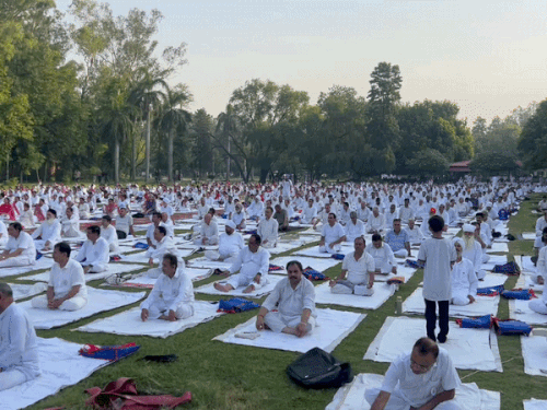 जालंधर की लवली यूनिवर्सिटी में योग करने पहुंचे नितिन नबीन:सुखना लेक पर उमड़ी भीड़, तिरंगा पार्क में हजारों लोगों ने किया योग