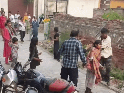 लुधियाना में बच्चों की लड़ाई के चलते बड़ो में झड़प:12 साल के मासूम के विवाद में हमलावरों ने तलवारों से किया हमला, लाइव वीडियो आया सामने