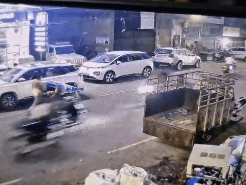 लुधियाना में MLA दफ्तर के पास एक्सीडेंट वीडियो:3 बाइकर ने एक्टिवा को मारी टक्कर; हवा में 5 फीट उछले युवक, मुंह के बल गिरी युवती हस्पताल में दाखिल