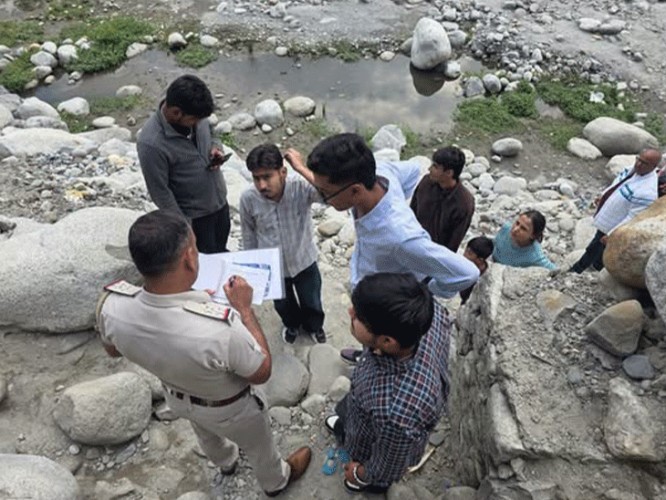 मनाली में पंजाब-हरियाणा व चंडीगढ़ के 12 टूरिस्टों के चालान:चेतावनी के बावजूद नदी में उतरे, समझाने पर भी जो नहीं माने, उन पर कार्रवाई