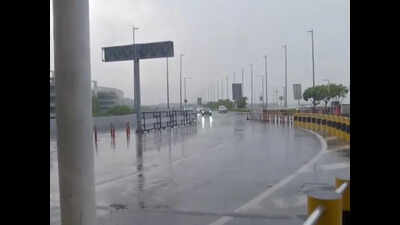 light-rain-brings-relief-to-delhi-ncr-as-imd-forecasts-rise-in-temperatures-over-coming-days.jpg