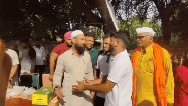 Abhijeet Dipke touches feet of volunteer, thanks him for food support; candlelight vigil today as protest enters day 3 | Delhi News