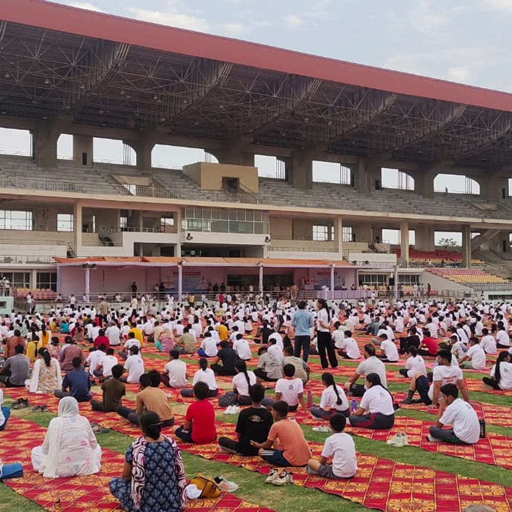 दुहन पब्लिक स्कूल ने योग दिवस पर किया योगाभ्यास