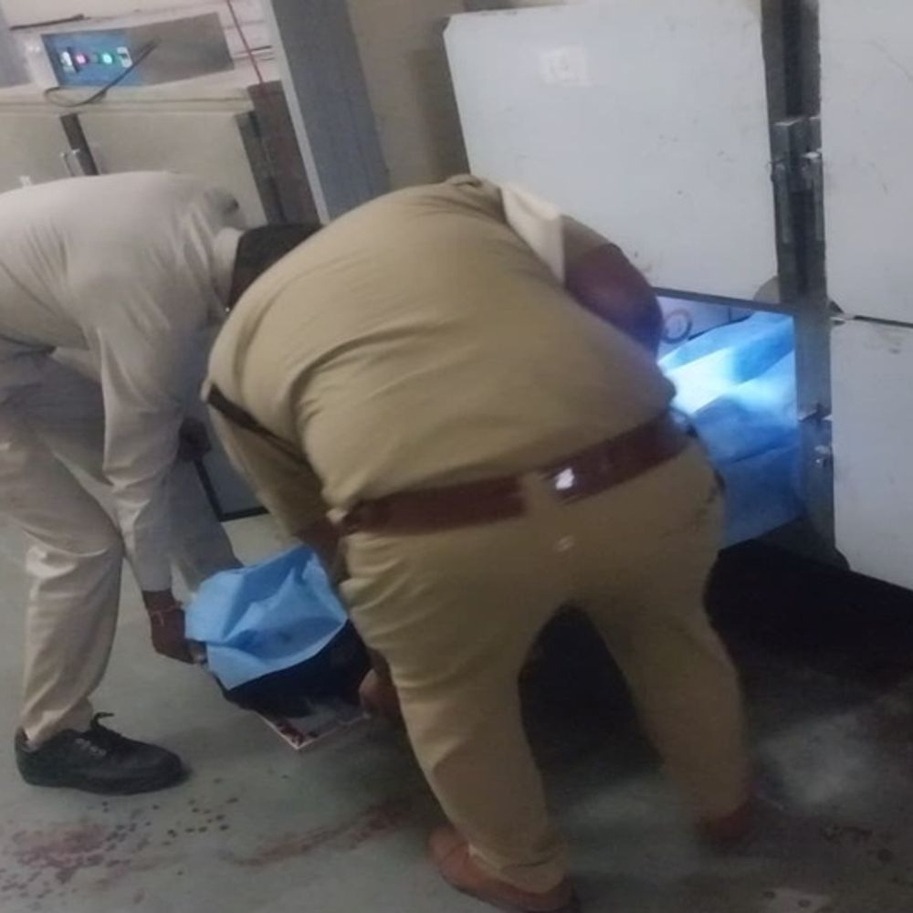 भाई ने कांच की बोतल मारकर की हत्या:झगड़े में गई युवक की जान,गंभीर हालत में अस्पताल ले जाया गया, कल्पना चावला मेडिकल कॉलेज में तोड़ा दम