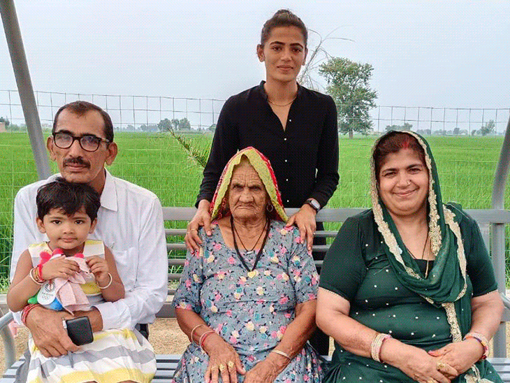 हॉकी प्लेयर सविता पूनिया को मिला पदम श्री अवार्ड:कहा-यह सम्मान अपने आप में बड़ा, परिवार व टीम के लिए बड़ी बात