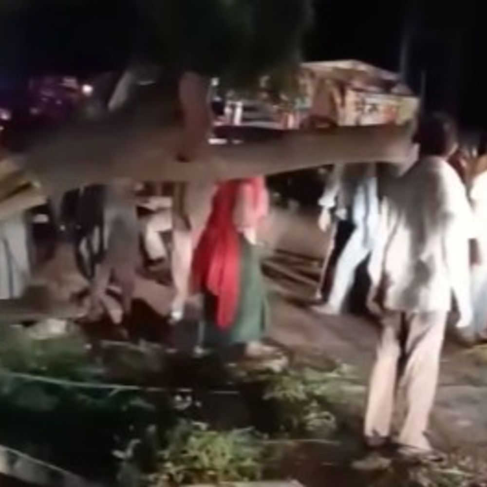 नूंह में आंधी-तूफान से कई जगह पेड़ गिरे:बिजली के खंभे टूटे; दर्जनों गांव रातभर अंधेरे में रहे, टीम मरम्मत मे जुटी