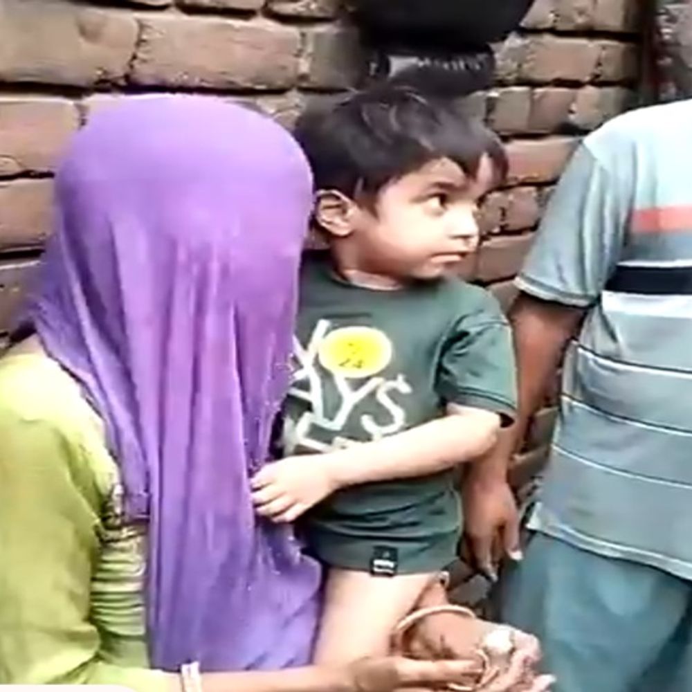कैथल में परिवार की दयनीय हालत देखा पसीजा दिल:5000 रुपए, कूलर लेकर पहुंचे चौकी इंचार्ज, बोले-बहनजी आगे जरूरत पड़े तो बताना