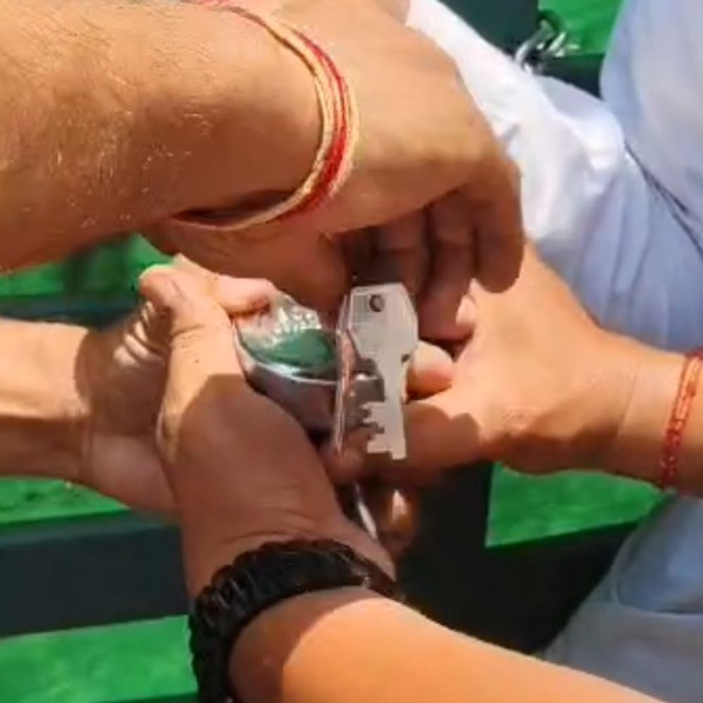 कैथल में ग्रामीणों ने कचरा डंपिंग यार्ड पर जड़ा ताला:सरकार के खिलाफ नारेबाजी, बोले- गंदगी, बदबू से ग्रामीणों का जीना हुआ दूर्भर