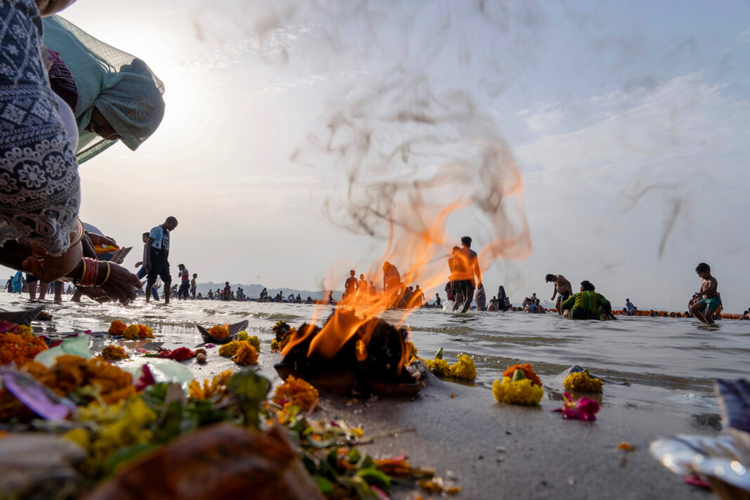 Photos of the Week: Ebola responses, end of Hajj