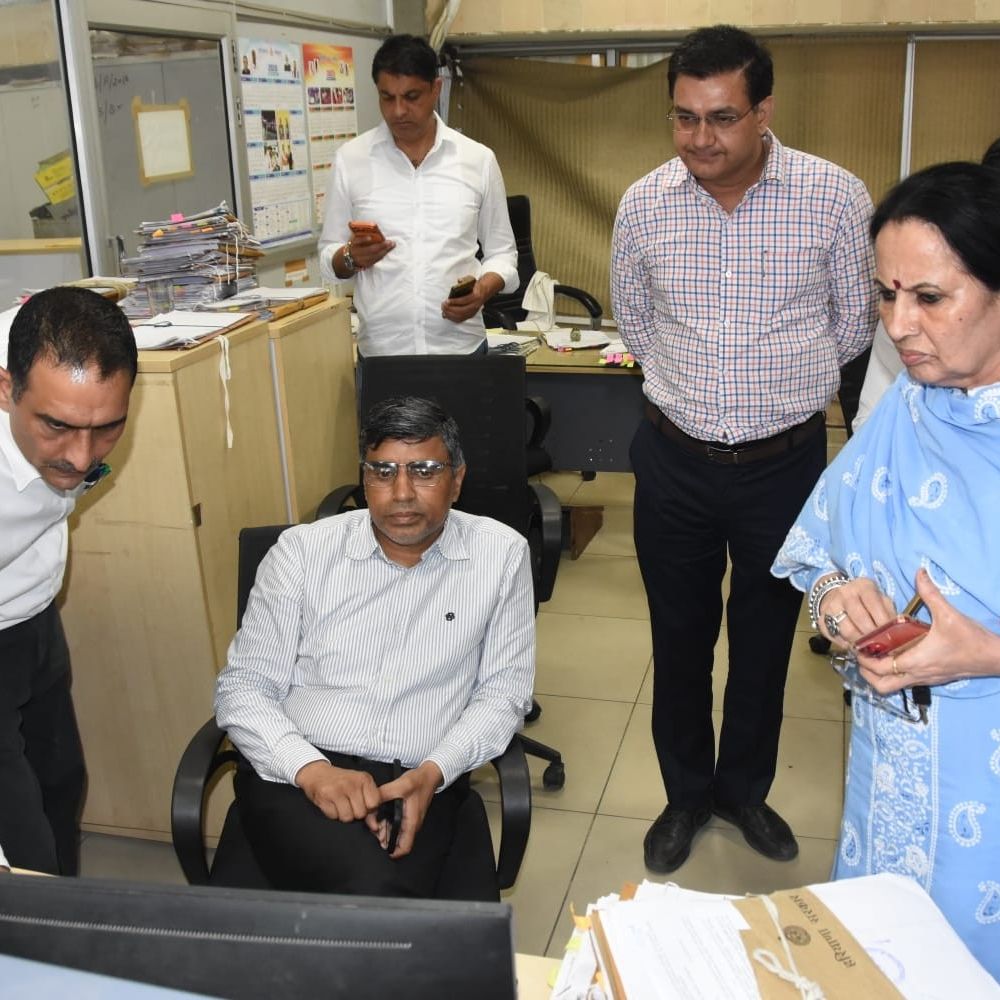 हरियाणा शिक्षा निदेशालय में शिक्षा मंत्री का औचक निरीक्षण:फाइलें लटकी मिलीं तो सख्त हुए ढांडा, बोले- एक सप्ताह में निपटाएं लंबित काम
