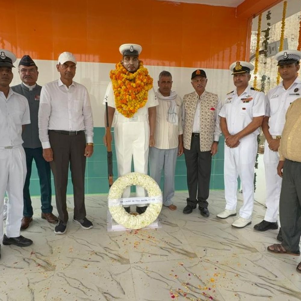 नारनौल में शहीद विपिन की प्रतिमा का हुआ अनावरण:पूर्व मंत्री डॉ. अभय सिंह बोले- शहीद का बलिदान पूरे देश के लिए गौरव