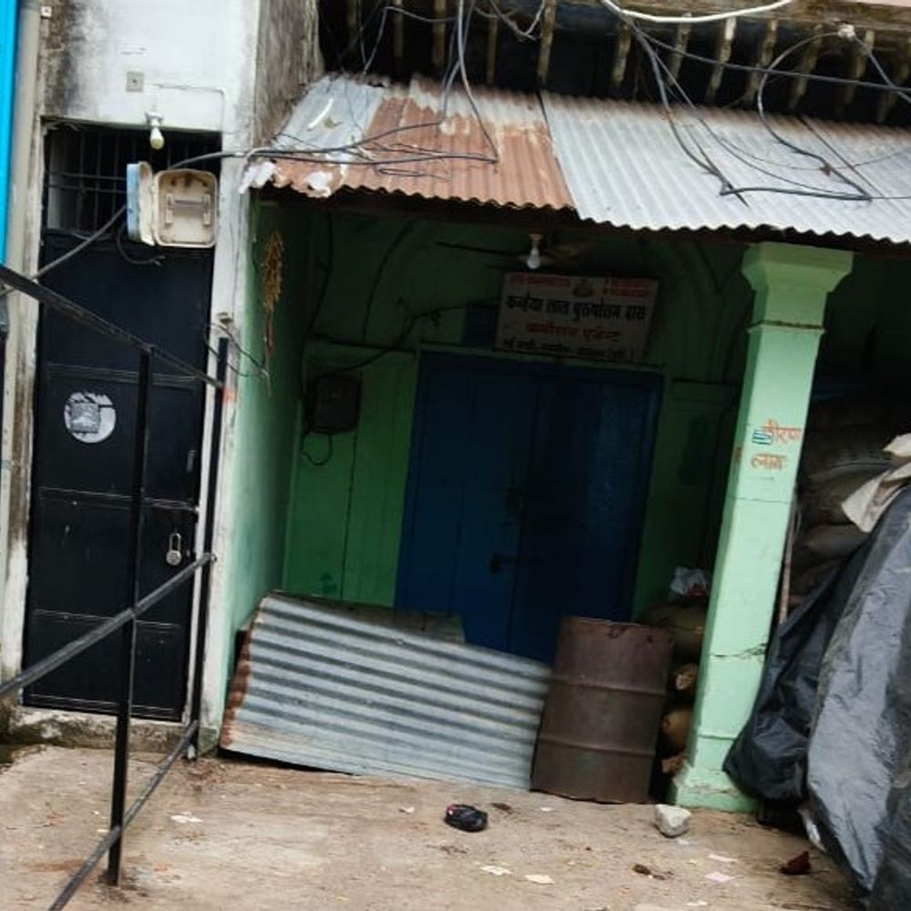 नारनौल की अनाज मंडी से 10 कट्‌टे सरसों चोरी:दुकान के बाहर रखे 104 कट्टों में से एक पूरी ढांग उठा ले गए