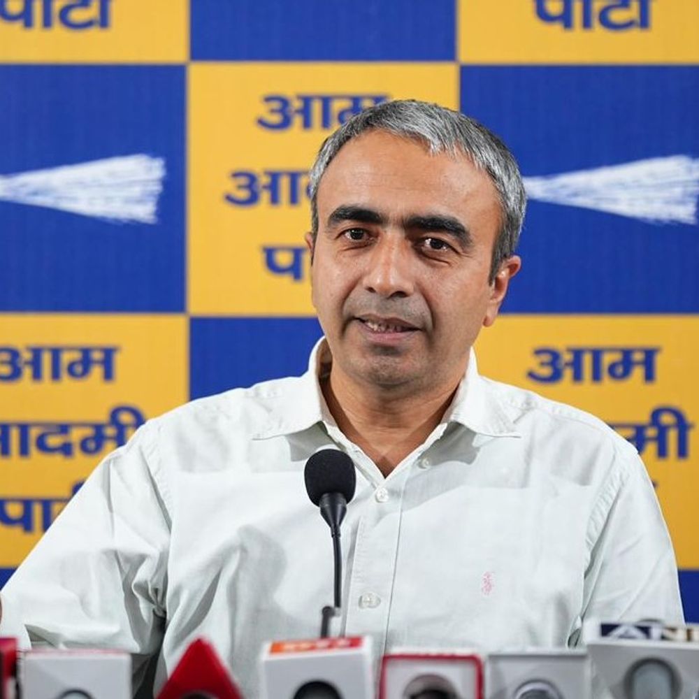हांसी के चैनत घटना पर AAP ने सरकार को घेरा:अनुराग ढांडा बोले-आधी रात को लोकतंत्र पर हमला, पानी मांगने वालों पर बरसी लाठियां