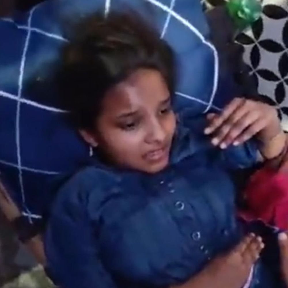 फरीदाबाद में गिरी दीवार, बच्ची की मौत:महिला समेत 5 घायल, बिल्डिंग मटेरियल प्लॉट में एक तरफ किया जा रहा था बालू