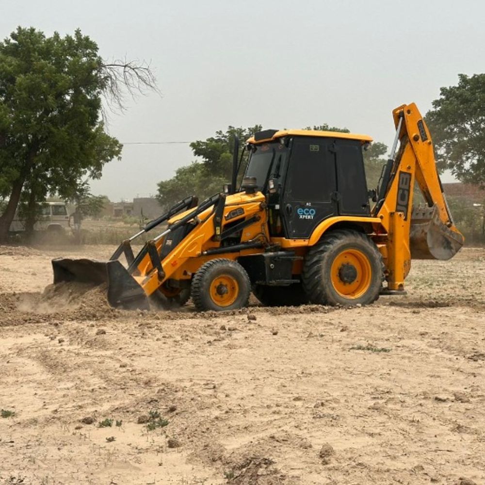 30 कनाल में बनी अवैध कॉलोनी पर चला बुलडोजर:फतेहाबाद के DTP कार्यालय ने की कार्रवाई; FIR दर्ज, भूना में हुआ निर्माण