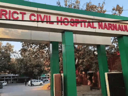 नारनौल अस्पताल में इलाज के दौरान दो बंदी भिड़े:जिला जेल नसीबपुर से उपचार के लिए लाए गए थे दोनों, कहासुनी के बाद हुआ झगड़ा