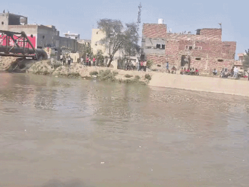 पानीपत की नहर में नहाते वक्त डूबा किशोर:बचाने आए दोस्त के सामने ही पानी के तेज बहाव में हुआ लापता; गोताखोर ढूंढ रहे