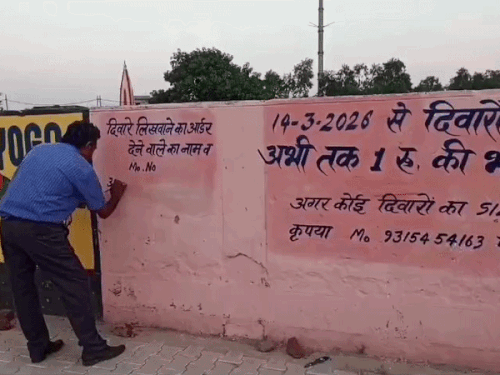 यमुनानगर में पेंटर ने दीवारों पर लिखी अपनी पीड़ा:बोला- काम करने का ₹1 भी नहीं मिला, ठेकेदार पर भुगतान न करने का आरोप