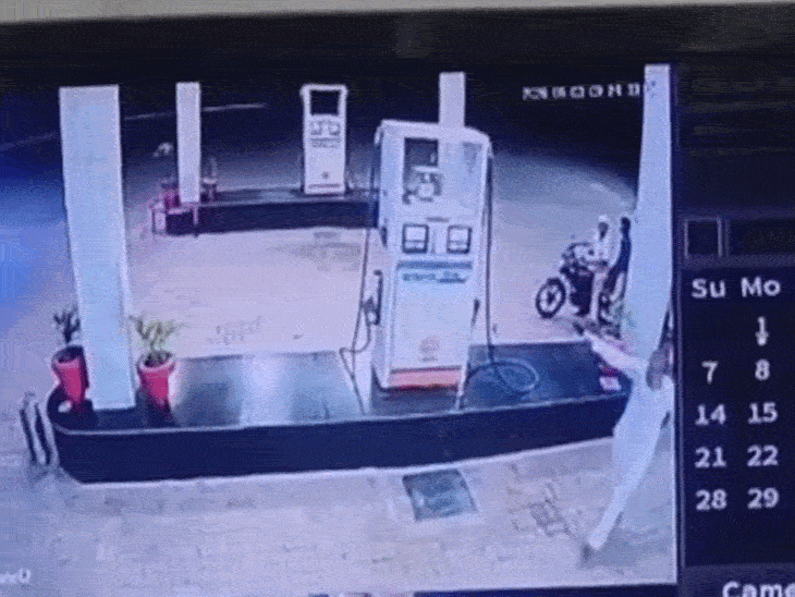 गुरदासपुर में भाजपा नेता के पेट्रोल पंप पर ताबड़तोड़ फायरिंग:2 करोड़ की फिरौती मांगी, मैसेज भेजा-अभी सिर्फ ट्रेलर, 10 दिन बाद दिखाएंगे पूरी फिल्म, भाजपा नेता ने खुद की रिवाल्वर से किया क्रॉस फायर