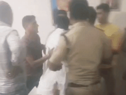 इनेलो नेता का थाने में झगड़े का वीडियो वायरल:एसएचओ के साथ हाथापाई, मंजीत कन्हेली बोले-पार्टी की छवि खराब करने का प्रयास