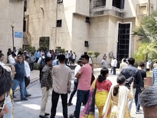गुरुग्राम नगर निगम-मेयर ऑफिस को बम से उड़ाने की धमकी:ई-मेल से थ्रेट भेजा गया, स्टाफ बाहर निकाला, पुलिस ने सर्चिंग शुरू की