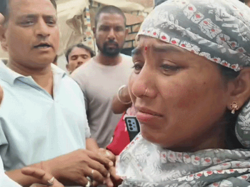 भिवानी में चोरी करती 2 महिला पकड़ीं:बाजार गई लेडी का पर्स चुराया, भीड़ ने पुलिस को सौंपा: ऑटो में बैठकर करती थीं वारदात