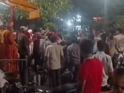 अमृतसर में मंदिर के बाहर युवकों के बीच खूनी-झड़प:VIDEO, जमकर की मारपीट और एक्टिवा भी तोड़ी, पुलिस जांच में जुटी