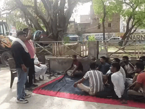 नारनौल में कूड़ा गाड़ी वाले ड्राइवर हड़ताल पर:डोर-टू-डोर करते हैं कलेक्शन, ठेकेदार पर लगाया 3 माह से सैलरी नहीं देने का आरोप