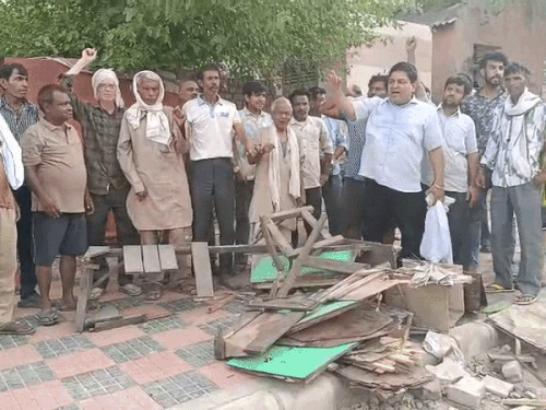 भिवानी में सामान तोड़ने पर नगर परिषद का विरोध:बोले- नुकसान की भरपाई करें, नहीं तो होगा प्रदर्शन, 5-10 हजार रुपए मांगते हैं