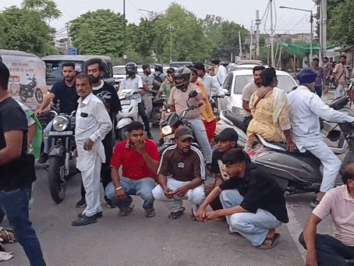 जालंधर-हत्यारोपी की गिरफ्तारी न होने पर भड़के परिजन:थाना बस्ती बावा खेल के बाहर किया प्रदर्शन; SHO के आश्वासन पर धरना खत्म
