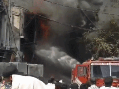 रोहतक की मॉडल टाउन मार्केट में लगी आग का मामला:सूचना मिलने के 5 मिनट में पहुंची फायर ब्रिगेड, 21 गाड़ियों ने पाया आग पर काबू