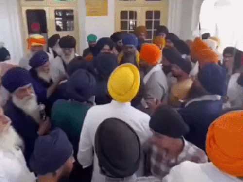 तरनतारन के गुरुद्वारा में आंतरिक प्रबंधन को लेकर विवाद:संगत का विरोध; अकाल तख्त से दखल की मांग