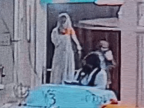 तरनतारन के गुरुद्वारे में बेअदबी की कोशिश, VIDEO:प्रकाश स्थान पर चढ़ी महिला, कृपाण उठानी चाही, पाठी ने रोका, लेडी सेवादार ने पकड़ा