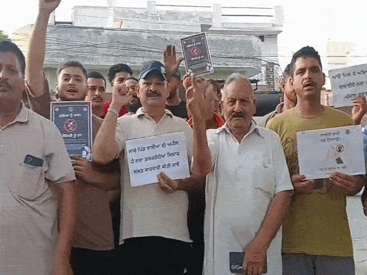 पठानकोट में नशा तस्करों के खिलाफ सड़कों पर उतरे लोग:सुजानपुर के वार्ड 14 में लोगों को प्रदर्शन, पार्षद बोले-वार्ड में नहीं चलने देंगे चिट्टे का धंधा