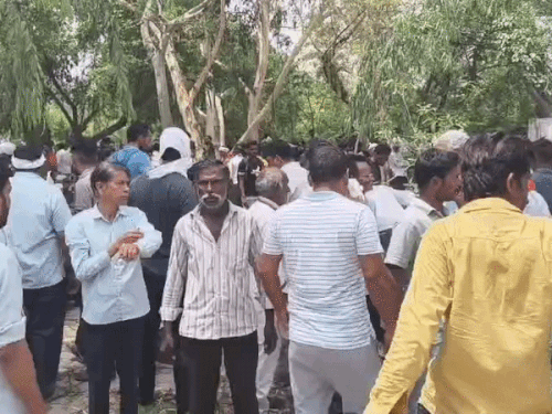 भिवानी GBTL के मजदूरों का प्रदर्शन:डीसी से मिलकर वेतन बढ़ाने की गुहार लगाई, बोले- पुराना वेतन दिया जा रहा