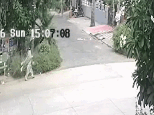 पानीपत की अंसल में बाइक सवार संदिग्धों की दस्तक, VIDEO:बुजुर्ग महिला को बातों में उलझाकर ठगी का प्रयास, अलर्ट पर निवासी